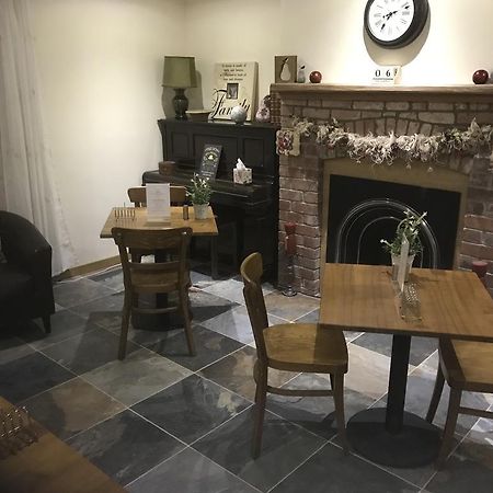 Deri-Down Guest House Abergavenny Buitenkant foto